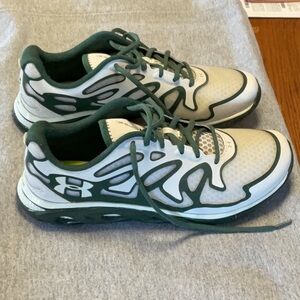 Men’s size 9 Under Armour sneakers